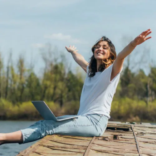 Mujer feliz en la vida